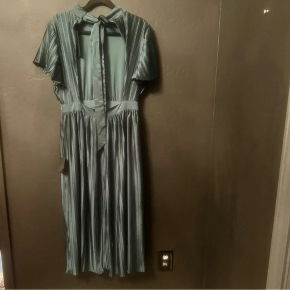 LULUS Radiant Reverie Emerald Plisse Short Sleeve Backless Midi Dress Size: L - Picture 12 of 17